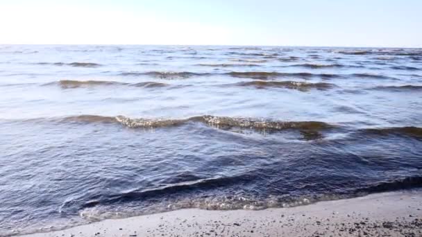 Ακτή της Βαλτικής θάλασσας σε αργή κίνηση την άνοιξη — Αρχείο Βίντεο
