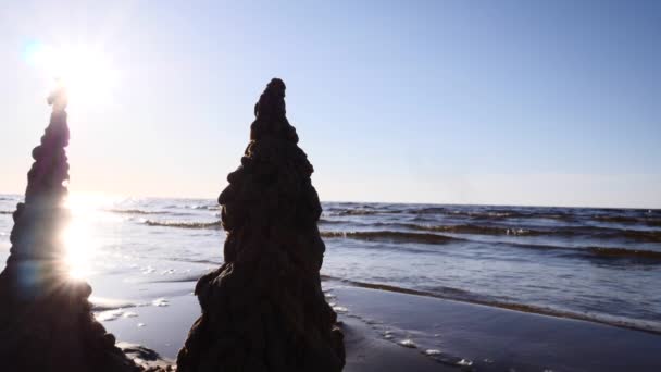 Hrady z písku u moře Baltského pobřeží Zpomalený pohyb — Stock video