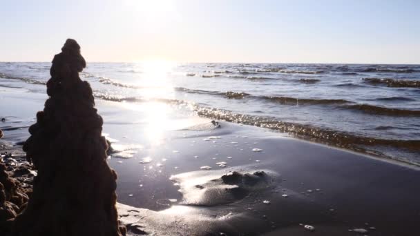 Castillos de arena en la orilla del mar Báltico cámara lenta — Vídeos de Stock