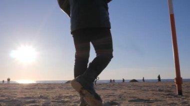 Deniz sahilinde yalnız adam silüeti