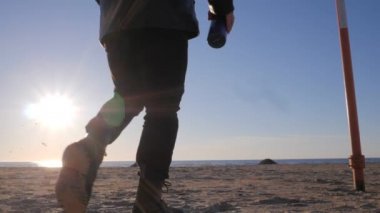 Deniz sahilinde yalnız adam silüeti