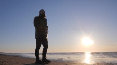 Deniz sahilinde yalnız adam silüeti