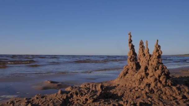 Castillos de arena en la orilla del mar Báltico cámara lenta — Vídeos de Stock