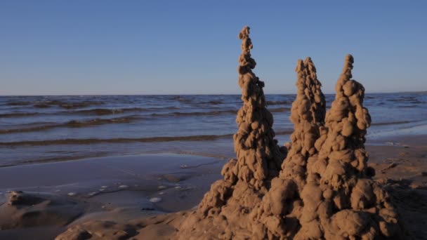 Castillos de arena en la orilla del mar Báltico cámara lenta — Vídeos de Stock