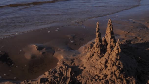 Castillos de arena en la orilla del mar Báltico cámara lenta — Vídeos de Stock