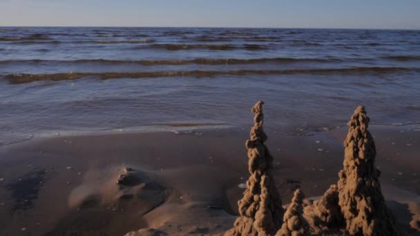 Песчаные замки на берегу Балтийского моря — стоковое видео