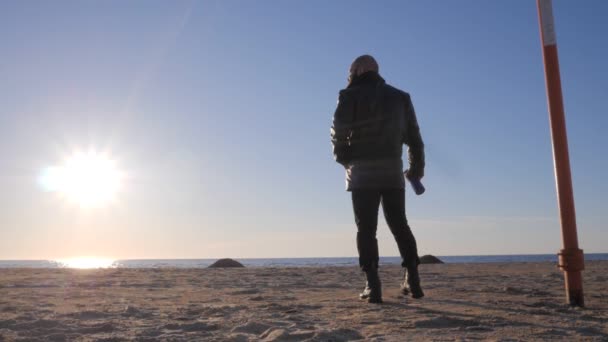 Silhouette of lonely man at sea shore — Stock Video