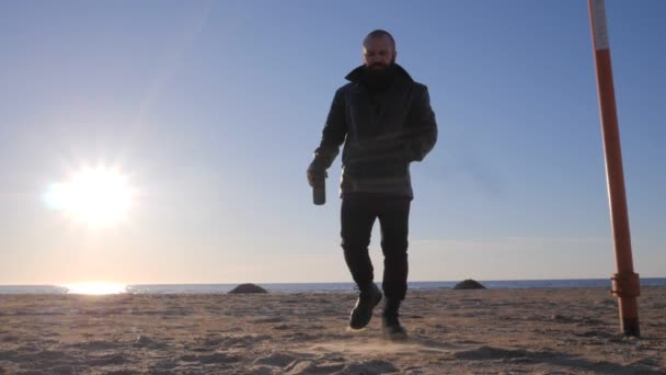 Sziluettjét a magányos ember a tenger partján — Stock videók