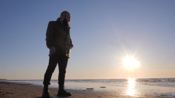 Silhueta de homem solitário na costa do mar — Vídeo de Stock