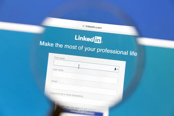 Linkedin website under a magnifying glass — Stock Photo, Image