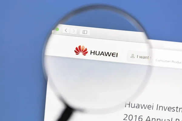 Huawei сайт під збільшувальним склом — стокове фото