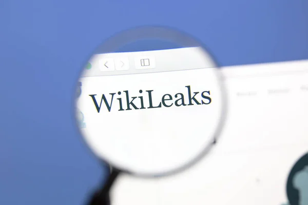 WikiLeaks website under a magnifying glass. — Stock Photo, Image