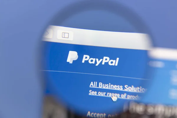 Домашняя страница PayPal под лупой — стоковое фото