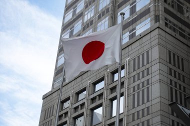 Tokyo, Japonya - 22 Mayıs 2019 - Tokyo Metropolitan Hükümet Binası dışında Japon bayrağı. Shinjuku 'da yer alan bina mimar Kenzo Tange tarafından tasarlandı..