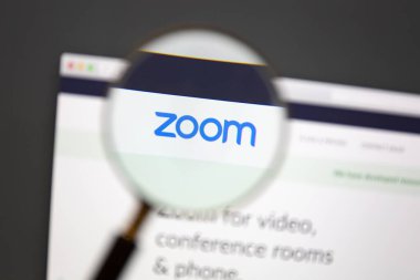 Ostersund / İsveç - 2 Nisan 2020: Büyüteç altında yakınlaştırma web sitesi. Zoom Video Communications, ABD 'li bir uzaktan konferans hizmeti şirketidir.
