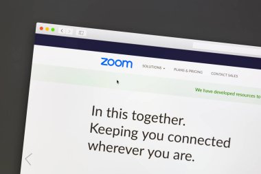 Ostersund / İsveç - 2 Nisan 2020: Bir bilgisayar ekranında zoom web sitesi. Zoom Video Communications, ABD 'li bir uzaktan konferans hizmeti şirketidir.