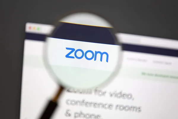 Ostersund スウェーデン 2020年4月2日 虫眼鏡の下のズームウェブサイト Zoom Video Communicationsは 米国のリモート会議サービス会社です — ストック写真