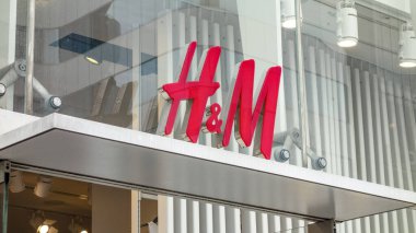 Tokyo, Japonya - 1 Nisan 2015. H & M mağaza işareti. H & M, İsveçli çok uluslu giyim perakende şirketidir..                      