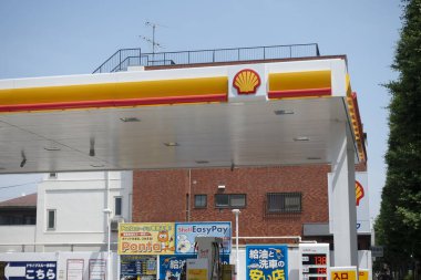 Tokyo, Japonya - 26 Mayıs 2019. Benzin istasyonunun kabuk logosu. Shell, merkezi Hollanda 'da bulunan ve Birleşik Krallık' ta bulunan bir İngiliz-Hollandalı petrol ve gaz şirketidir..