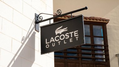 Palma de Mallorca, İspanya - 23 Eylül 2017: Lacoste mağaza tabelası. Lacoste, giysi, ayakkabı, spor giysi, göz giysisi, deri eşya satan bir Fransız şirketi..