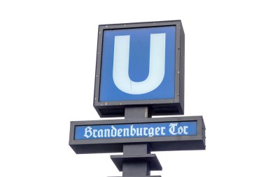 Berlin, Almanya - 25 Aralık 2017 Berlin 'de U bahn metro tabelası. U bahn, Berlin 'de hızlı bir tren yolu.