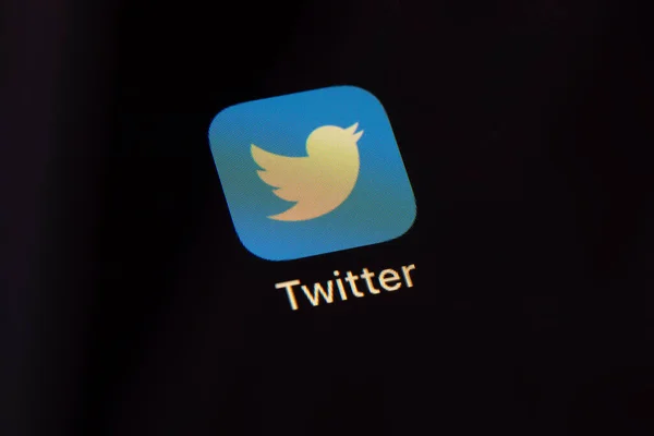 Ostersund スウェーデン 2020年5月2日 タブレット上のTwitterアプリのアイコン Twitterは ユーザーがツイートとして知られているメッセージを投稿して対話するソーシャルネットワークサービスです — ストック写真