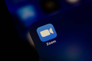 Ostersund, İsveç - 24 Mayıs 2020: Zoom uygulama simgesi. Zoom Video Communications, ABD 'li bir uzaktan konferans hizmeti şirketidir.
