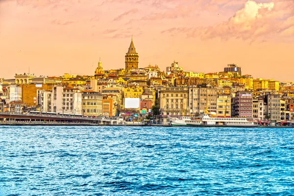 Istambul ao pôr-do-sol - distrito de Galata, Turquia — Fotografia de Stock