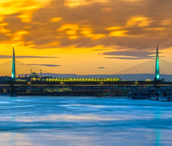 Golden Horn Metro Bridge ao pôr do sol, Istambul, Turquia — Fotografia de Stock