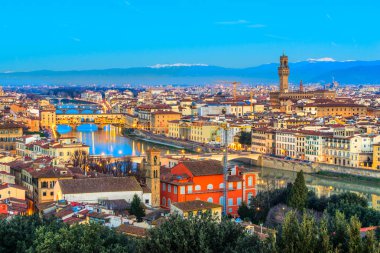 Ponte Vecchio, Florence gün batımı görünümü.