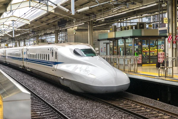 Shinkansen-Geschosszug im Bahnhof Kyoto, Japan. — Stockfoto