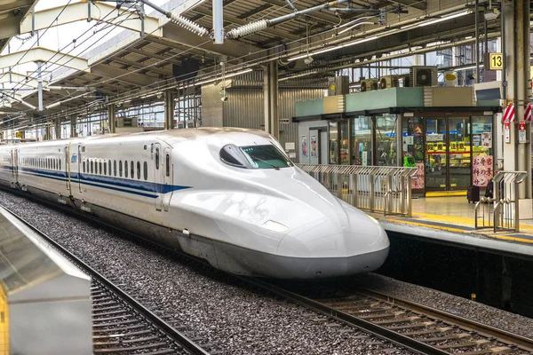 Shinkansen bullet train w stacji kolejowej w Kyoto, Japonia. — Zdjęcie stockowe