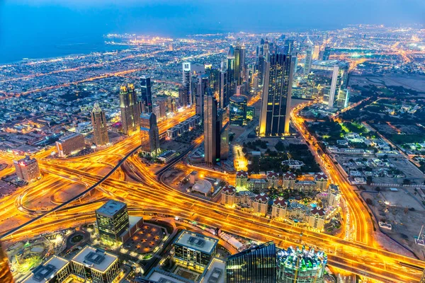 Dubais Skyline in der Abenddämmerung — Stockfoto