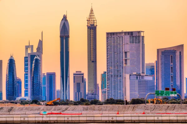 Dubai skyline ao anoitecer — Fotografia de Stock