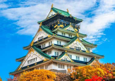 Osaka 'daki Osaka Kalesi' nde sonbahar yaprakları var. Japonya.