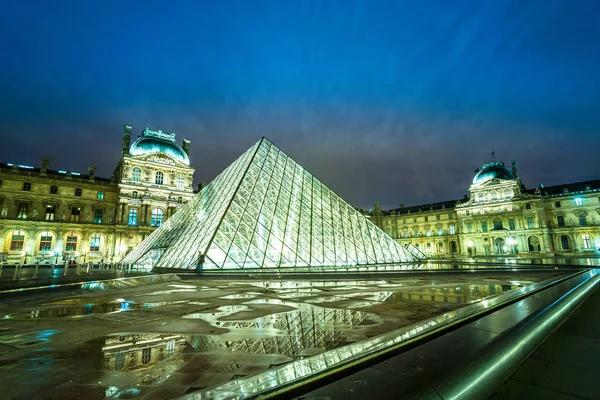 A Louvre, Párizs, Franciaország. — Stock Fotó