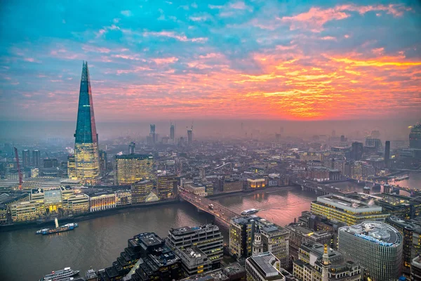 タワー ブリッジ、破片、ロンドン、イギリスからの眺め — ストック写真
