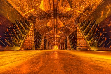 Eski bodrum katında, Fransa yaşlanma köpüklü şarap şişe