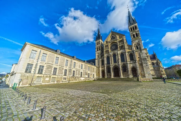 Saint Remi basilikan i Reims, Frankrike. — Stockfoto