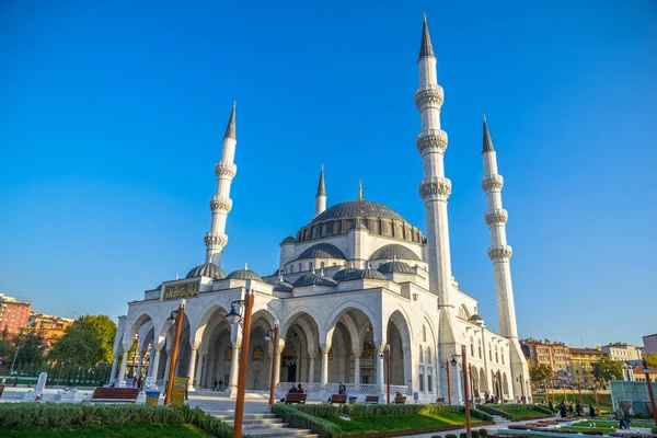Melike Hatun Camii görünümünden Gen lik Park, Ankara, Türkiye