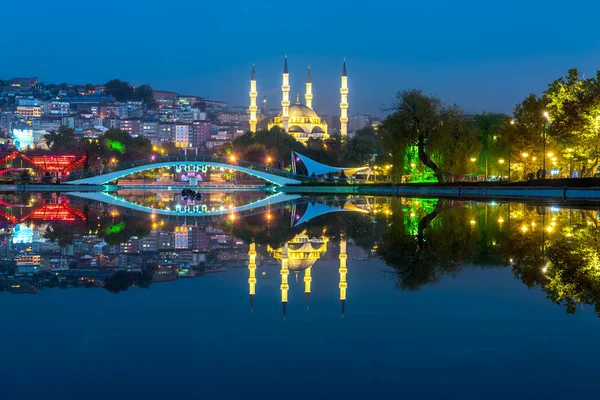 Vista de la mezquita Melike Hatun desde el parque Gen jalá lik en Ankara, Turquía — Foto de Stock