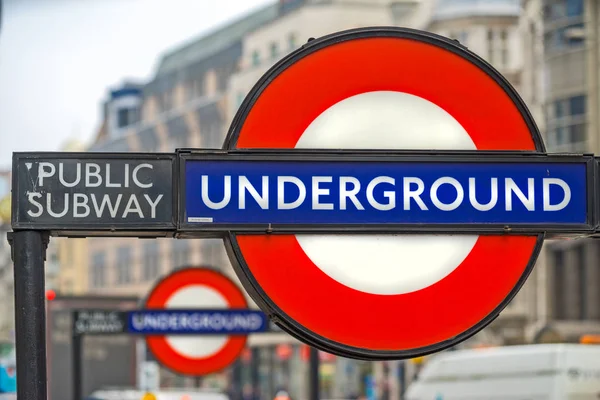 London Underground roundel shaped sign., Londres, Reino Unido — Fotografia de Stock