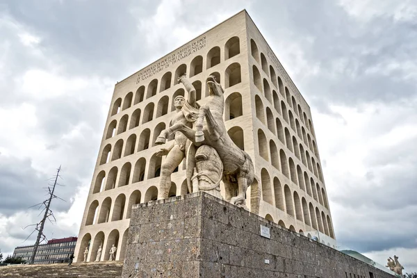 Edifício do Coliseu Quadrado em Roma, Itália — Fotografia de Stock