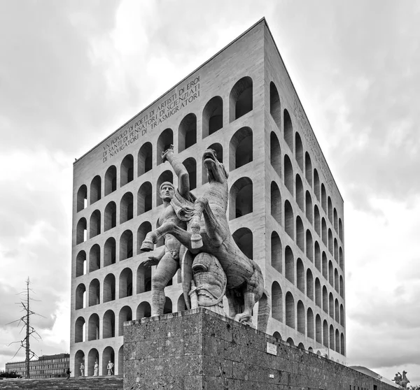 Edifício do Coliseu Quadrado em Roma, Itália — Fotografia de Stock