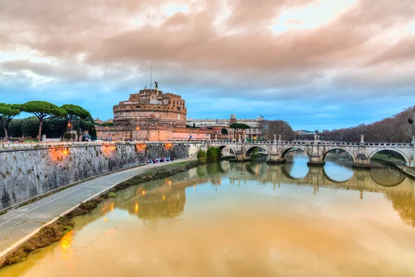 Castel sant'angelo en brug bij zonsondergang, rome, Italië. — Stockfoto