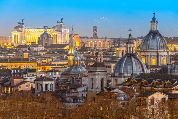 Řím v době západu slunce s St Peter Cathedral — Stock fotografie