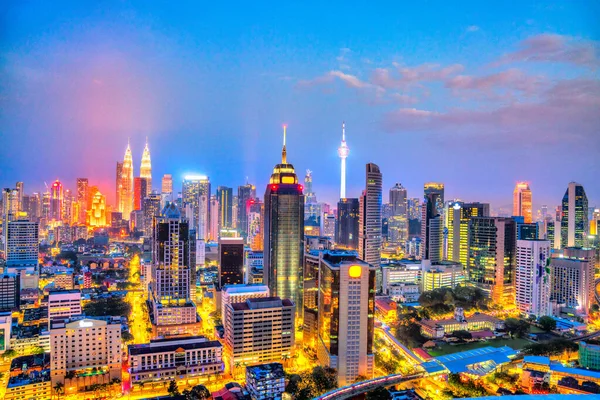 Kuala Lumpur, Malaisie. Skyline nocturne vue aérienne . — Photo