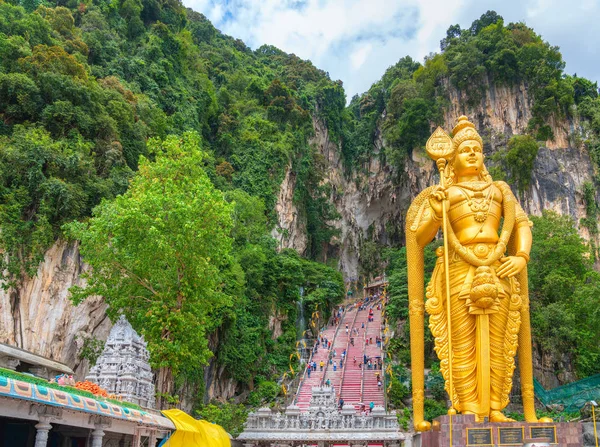 Печери Бату Lord Murugan Statue and entry near Kuala Lumpur, M — стокове фото