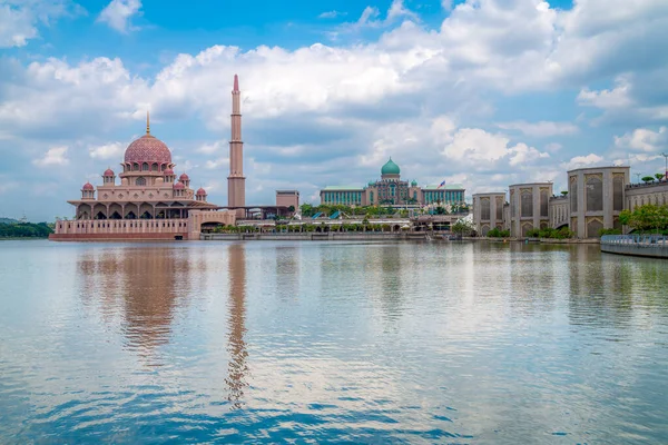 Putra Moskee, op Putrajaya federaal grondgebied, Kuala Lumpur, Mala — Stockfoto