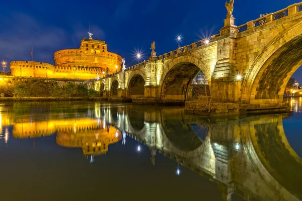 Castel sant'angelo och bron vid solnedgången, Rom, Italien. — Stockfoto